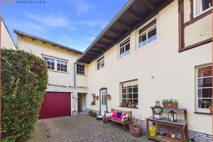 Gepflegtes Zweifamilienhaus mit Innenhof, Garage und großem Garten in Hückelhoven-Brachelen - Hückelhoven / Brachelen