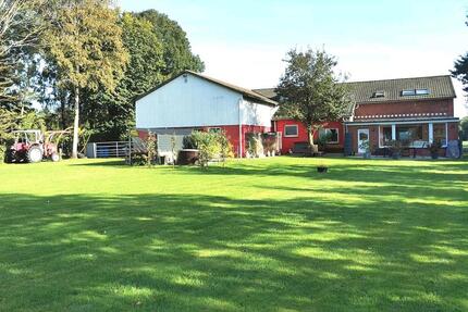 Resthof nahe Nordsee mit Stall, Weide und 2 Wohnungen - Lunden