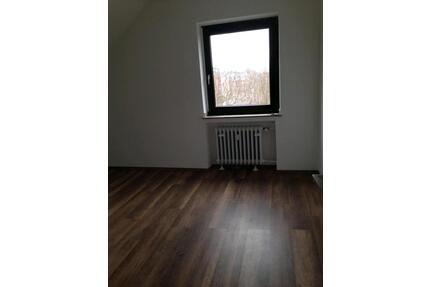 2 bis 3 Zimmer Dachgeschoss Wohnung WG geeignet - Meerbusch Necklenbroich