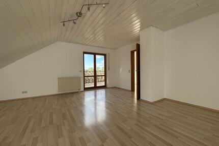 4 Zi.-Whg. mit EBK, großer Loggia, 2 Pkw-Stellplätzen, Kellerraum - Frankenhardt