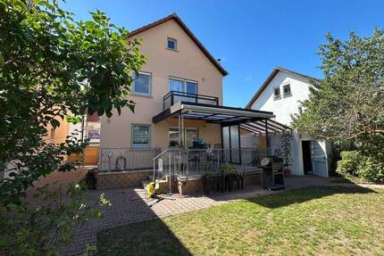 :: Gepflegtes Einfamilienhaus mit Garten, Wellnessbereich & Ausbaureserve (H 548):: - Lampertheim