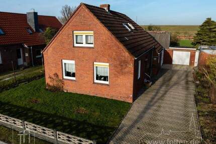 Hinter dem Haus der Deich, und nach vorne weites Land... - Jemgum Ditzum