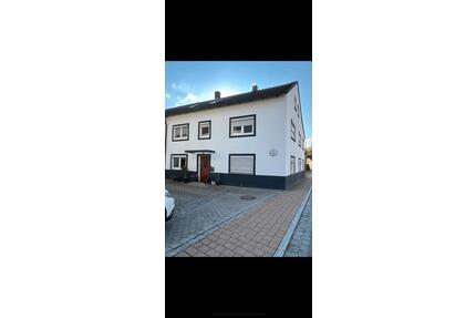 Große Doppelhaushälfte mit großzügigen Nebengebäude - Weißenburg in Bayern