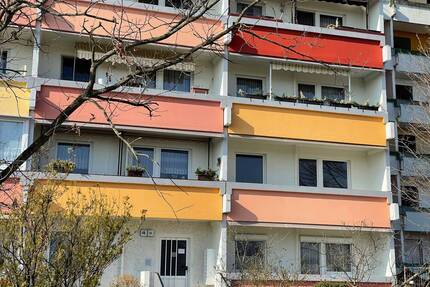 Wir sanieren eine attraktive 3-Raumwohnung im 1.Obergeschoss mit Balkon in Wolfen-Nord ! - Bitterfeld-Wolfen