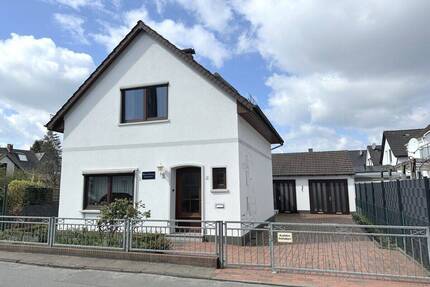 PURNHAGEN-IMMOBILIEN - Freistehendes Einfamilienhaus mit zwei Garagen in ruhiger Lage von Aumund! - Bremen / Aumund Fähr-Lobbendorf