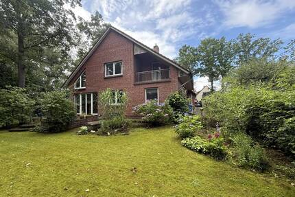 Emtinghausen: Individuelles Wohlfühlhaus mit Doppelgarage auf traumhaftem Grundstück am Ortsrand