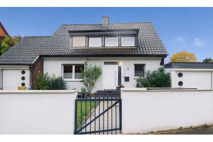 Freistehendes Einfamilienhaus in Meerbusch-Osterath mit Pool, Kamin und 2 Garagen