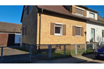 Rohdiamant mit Garten-Paradies: Sanierungsbedürftige DHH - Ettlingen