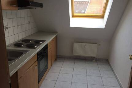 * Kleine und günstige DG 3-Zimmerwohnung mit Wannenbad, EBK und Laminat in ruhiger Lage! * - Leipzig Schönefeld-Abtnaundorf