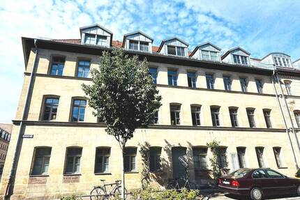 Hochwertige 2 Zimmer Wohnung Nr. 5 im sanierten Baudenkmal, großes Bad und Parkettboden zentral in Fürth.