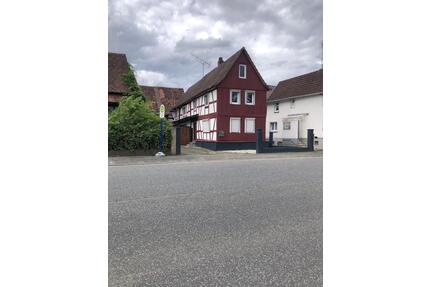 Fachwerkhaus mit Nebengebäuden und Garten - Nidda