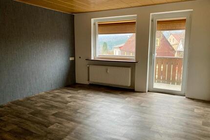 Wohnung 65 m² Hohenberg-Neuhaus 2,5 Zimmer Balkon Teilrenoviert - Hohenberg an der Eger