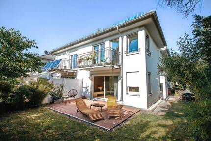 Exklusives Einfamilienhaus - Doppelhaushälfte mit Garten in München - Moosach