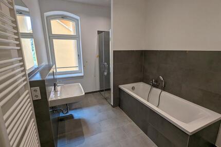 Moderne 3-Zimmer-Wohnung oder ihre Möglichkeit für ein Geschäft - Borna