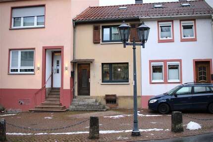 Charmantes Reihenmittelhaus mit Garten, Scheune & Garage - direkt am Marktplatz in Schönau