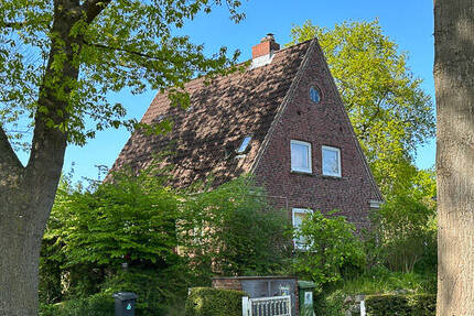 Mönkeberg: Charmantes Einfamilienhaus mit hohem Renovierungsbedarf in Traumlage fußläufig zum Wasser