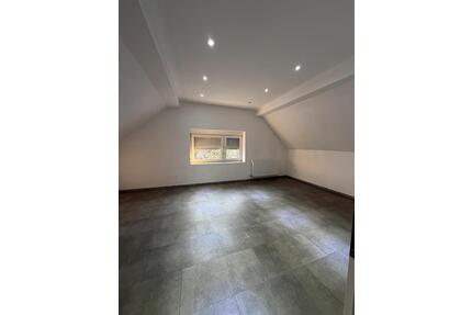 Dachgeschosswohnung zu vermieten – 4 Zimmer, Küche, Bad (120 m²) - Bexbach