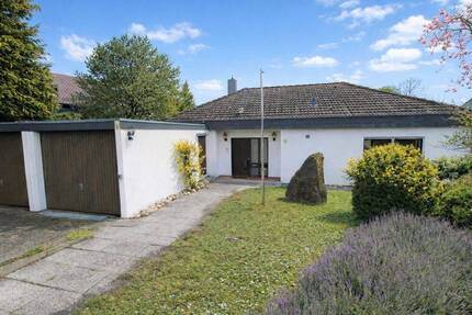Wohnen im Grünen: Winkelbungalow mit Einliegerwohnung in Mühlacker-Dürrmenz