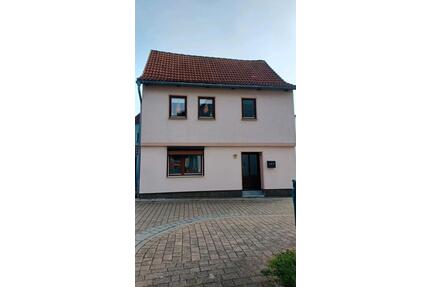 Einfamilienhaus mit Hofstück und große Garage zu verkaufen - Oschersleben (Bode)