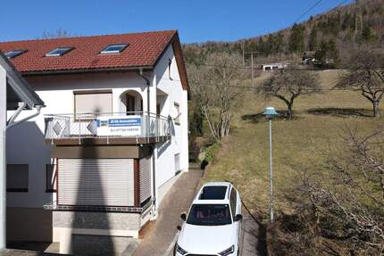 Zweifamilienwohnhaus mit riesigem Grundstück in Blumberg-Fützen