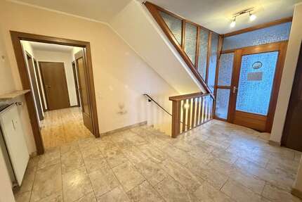 Haus zum Kaufen in Beverungen 260.000,00 € 327 m²
