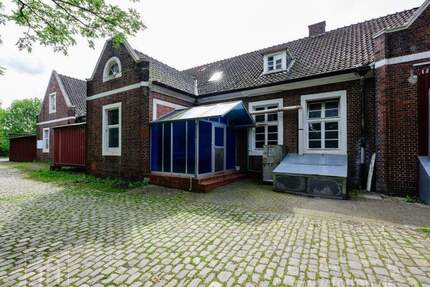 Eine Gelegenheit für Entwickler, Selbstständige...: Bahnhofsgebäude mit über 400 m² Nutzfläche - Westoverledingen Ihrhove