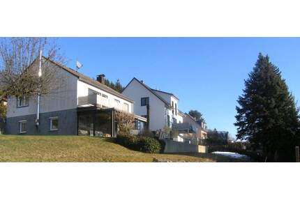 957 m² Grundstück in Aussichtslage mit Einfamilienhaus mit Wintergarten und Garage - Simmelsdorf-Unterwindsberg