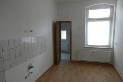 2-Zimmer-Erdgeschoß-Wohnung mit großer Küche mit Eßplatz, Wannenbad mit Duschaufsatz und Sitzterrasse im HofHausgart... - Reichenbach