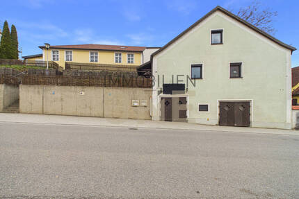 Sanierungsbedürftiges Wohnhaus mit Gastro Gewerbefläche - Schierling