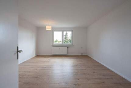 Ihre sanierte 3-Zimmerwohnung mit neuer EBK & 2 Stellpl. Provisionsfrei - Schorfheide Lichterfelde