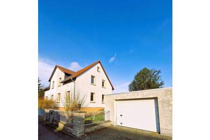 Oberursel: Solide Doppelhaushälfte mit großzügigem Grundstück und guter Infrastruktur