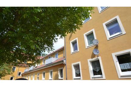 Wohnen im Dreiseiten Anwesen mit Balkon und Einbauküche - Altenburg