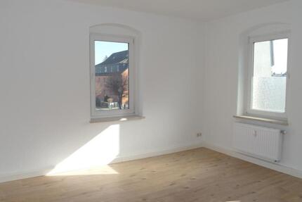 Ab sofort zu haben: Preiswerte 2-Zimmer-Wohnung mit Laminatboden, separater Küche & Bad mit Dusche - Riesa Canitz