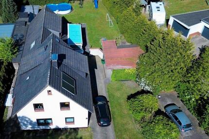 Zweifamilienhaus mit Einliegerwohnung, Pool & Wintergarten in Lox - Loxstedt
