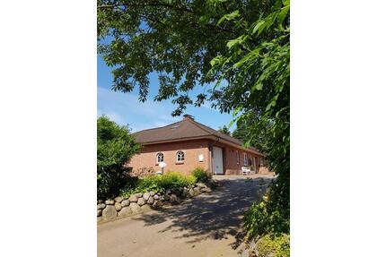 Großer Walmdachbungalow bei Husum, mit Ferienwohnung, ohne Makler