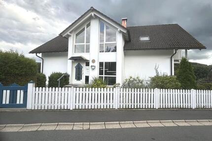 Erstbezug: Tolle 4-Zi-Wohnung im 1.Stock (DG) mit EBK, 2 Bäder, Balkon & 2 Stellplätzen in TOP-Lage - Wunsiedel