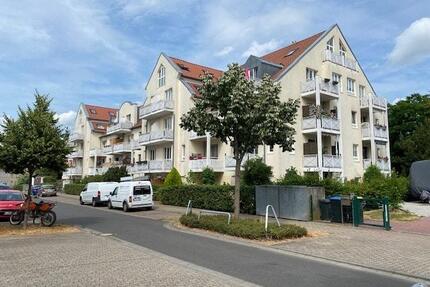 ab 01.06. * Helle 2 Zi.-Whg. im DG mit EBK, Balkon, Laminat, Bad mit Wanne, Tiefgarage * - Leipzig Südost