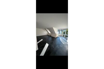 Vermiete 3,5 Dachgeschoss Wohnung mit Einbauküche und Stellplatz - Forchtenberg