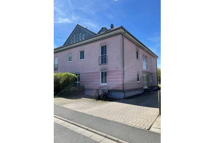 Helle 2-Zimmer-Dachgeschosswohnung mit Balkon, Einbauküche und St - Weisendorf