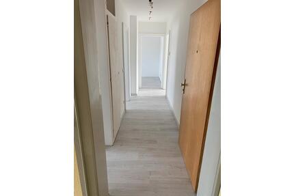 Helle 2-Zimmer-Wohnung in Bischofsheim mit Balkon & Laminat!