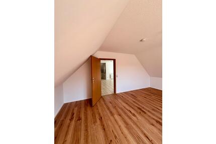 Helle und ruhige 2-Zimmer DG Wohnung mit 2 Balkonen, Stellplatz - Landau an der Isar