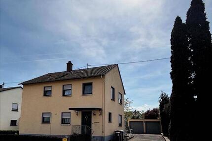 Zweifamilienhaus mit großem Garten und 2 Garagen in Hargesheim
