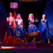 ABBA - Waterloo im Bällebad | Schlosspark Theater Berlin