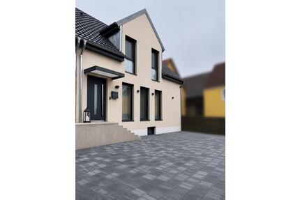 Neuwertige DHH Bj. 2022 | 166 m² | FBH inkl. Keller - Werneck