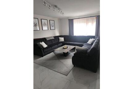 Attraktive 4-Zimmer-Wohnung mit zwei Balkonen und Tiefgaragenstel - Ostfildern