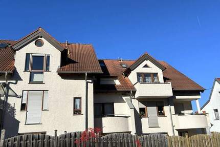 Helle 3,5-Zimmer-Wohnung mit einem sonnigen Balkon, einem TG-Stellplatz und einer Einbauküche! - Albershausen