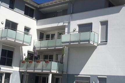 Exklusive, seniorengerechte 2,5-Zi.-Wohnung mit großem Balkon und Einbauküche in Blumberg-Mitte