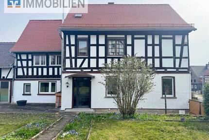 Großes Einfamilien- Zweifamilienhaus mit Nebengelass und Garten in Stadtrandlange von Eisenberg