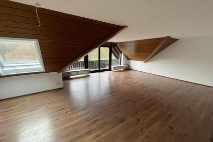 Charmante 5-Zimmer-Wohnung in beliebter Lage mit Kellerabteilung und Stellpaltz - Horn-Bad Meinberg