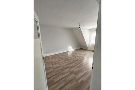 2-Zimmer-Wohnung in gepflegtem Wohnhaus mit zentraler Anbindung - Frankfurt am Main West